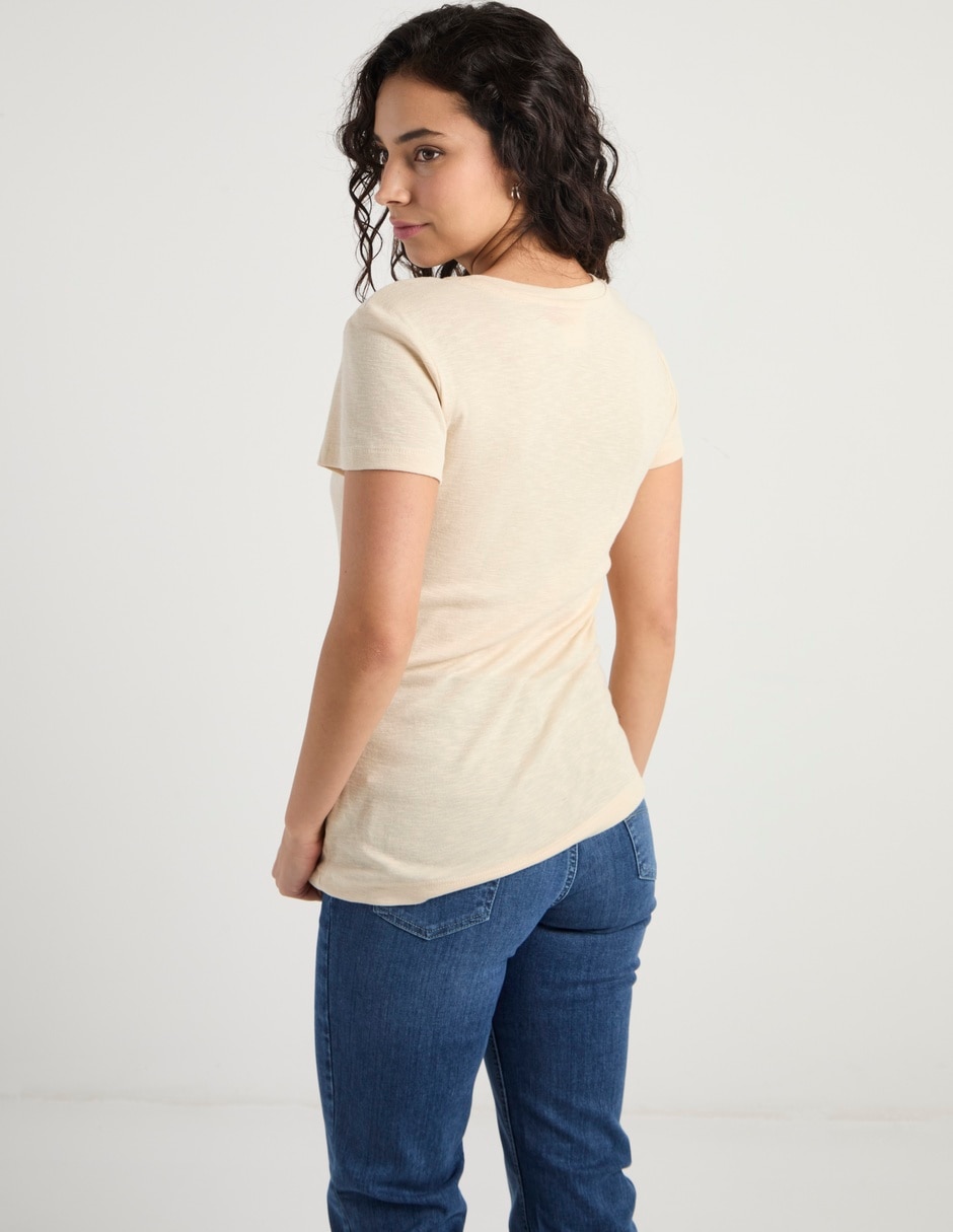 Playera manga corta Oggi cuello v para mujer